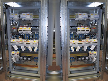 Interno di un armadio elettrico cablato A.E.E.