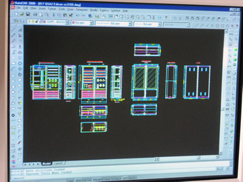 Disegno tecnico di apparecchiature elettriche sul monitor dell’ufficio tecnico